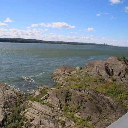 Om Chalet 2 Avec Spa Et Foyer Borde Du Fleuve St-Pierre-de-l'Île-d'Orléans Extérieur photo