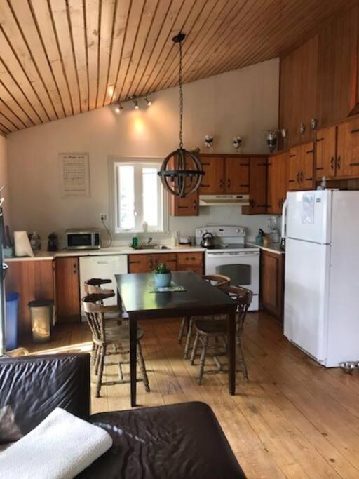 Om Chalet 2 Avec Spa Et Foyer Borde Du Fleuve St-Pierre-de-l'Île-d'Orléans Extérieur photo