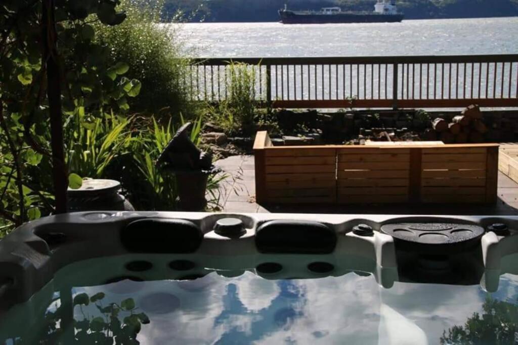 Om Chalet 2 Avec Spa Et Foyer Borde Du Fleuve St-Pierre-de-l'Île-d'Orléans Extérieur photo