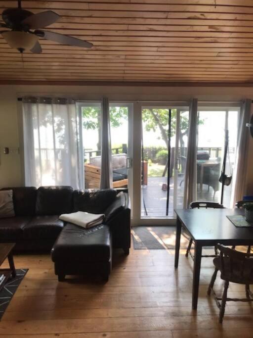 Om Chalet 2 Avec Spa Et Foyer Borde Du Fleuve St-Pierre-de-l'Île-d'Orléans Extérieur photo