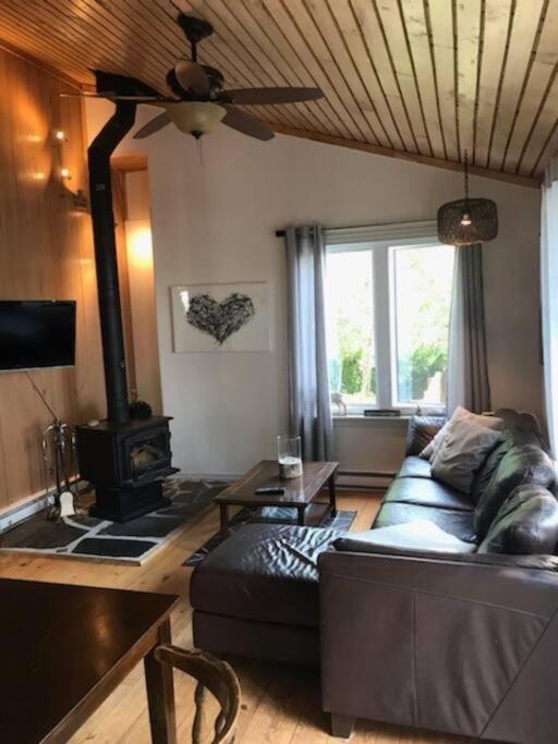 Om Chalet 2 Avec Spa Et Foyer Borde Du Fleuve St-Pierre-de-l'Île-d'Orléans Extérieur photo